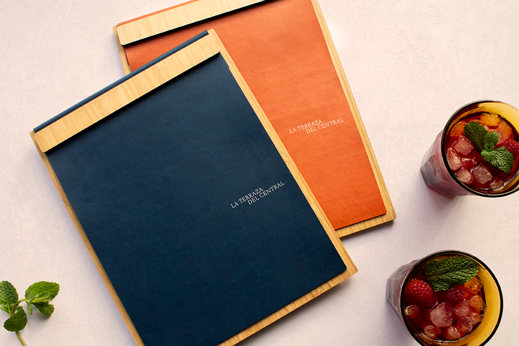 Cartas para restaurantes, una azul y otra naranja